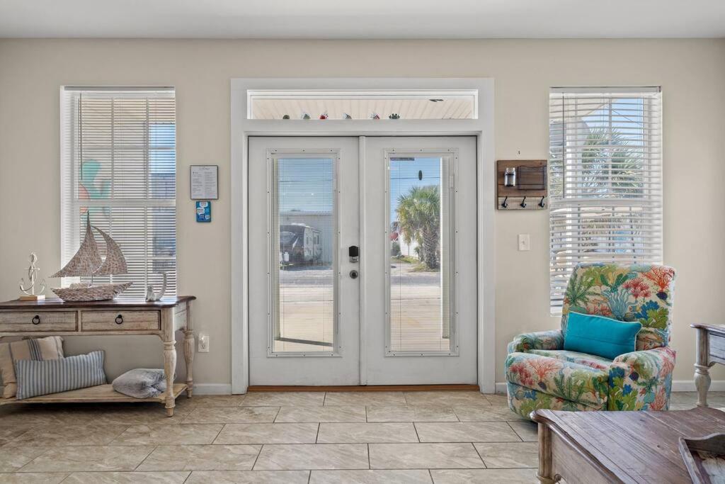 Shells and Bells Ocean Paradise - Sleeps 24, 2 Private Pools photo 4