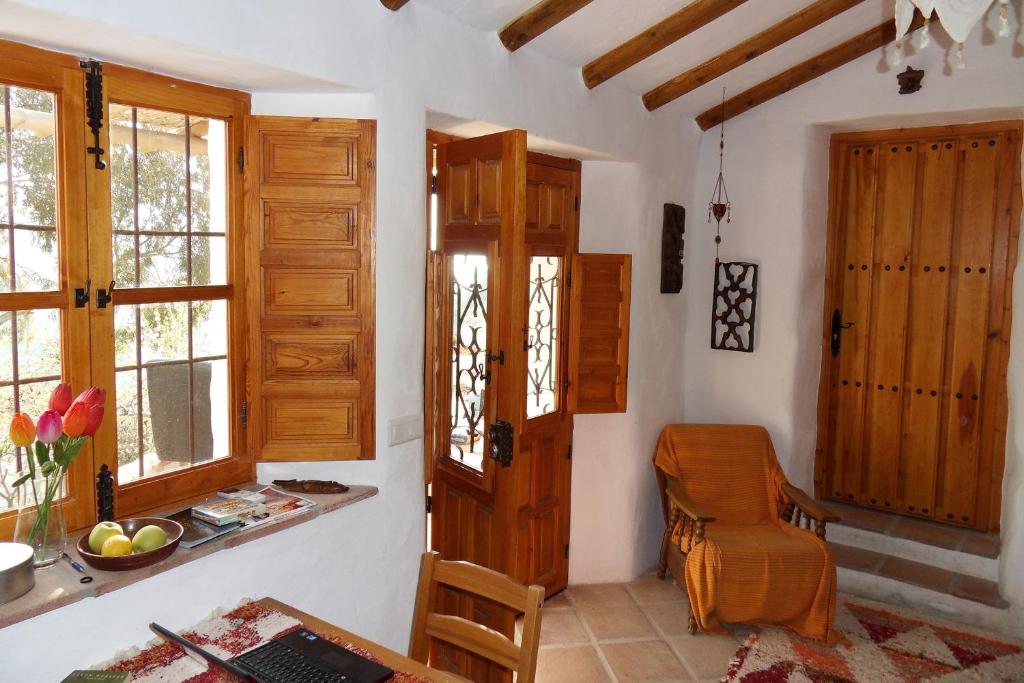 Rustic country cottage photo 3