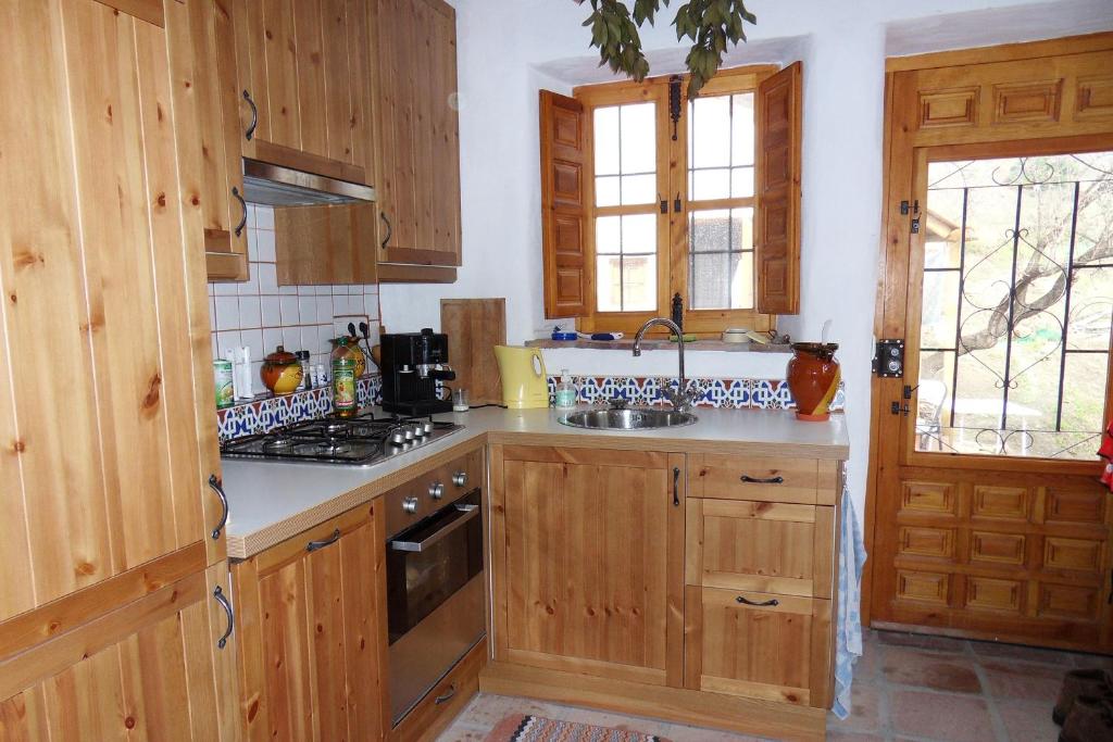 Rustic country cottage photo 4