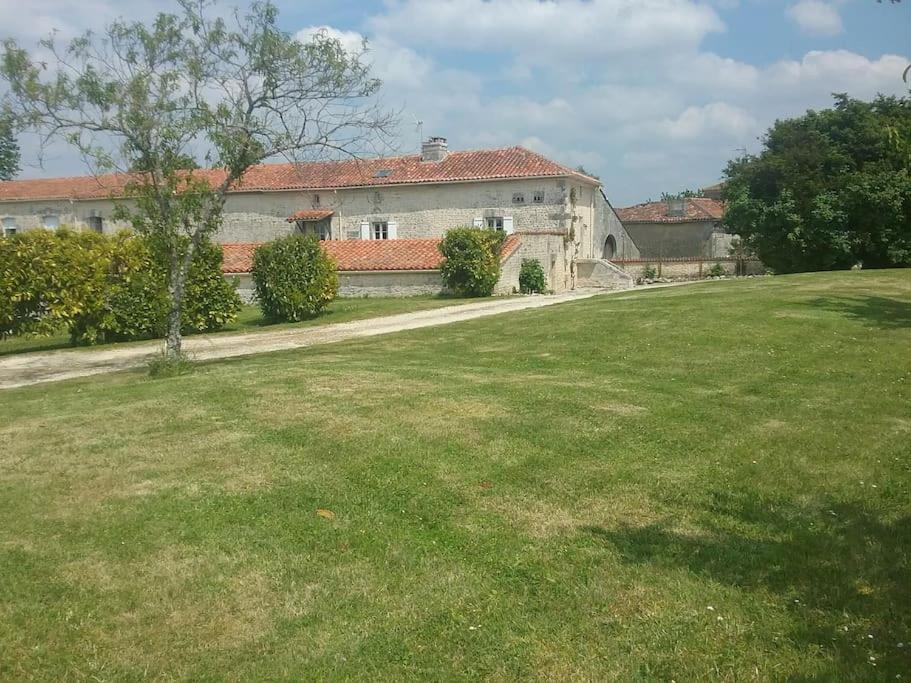 Maison charentaise à la campagne