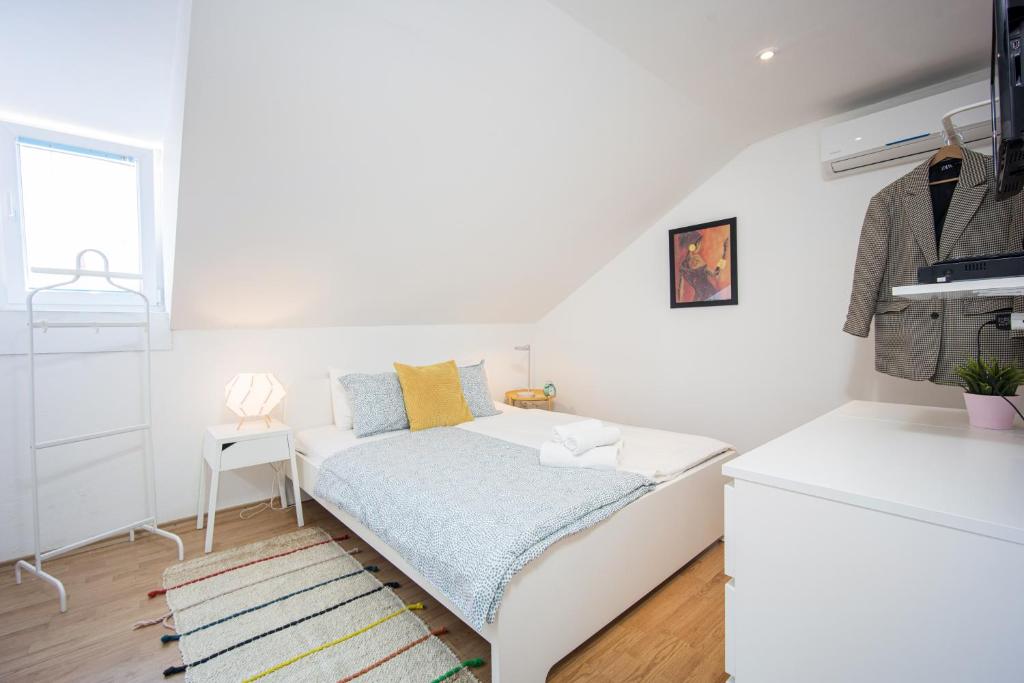 Top-Floor Apartment in Trogir Center photo 2