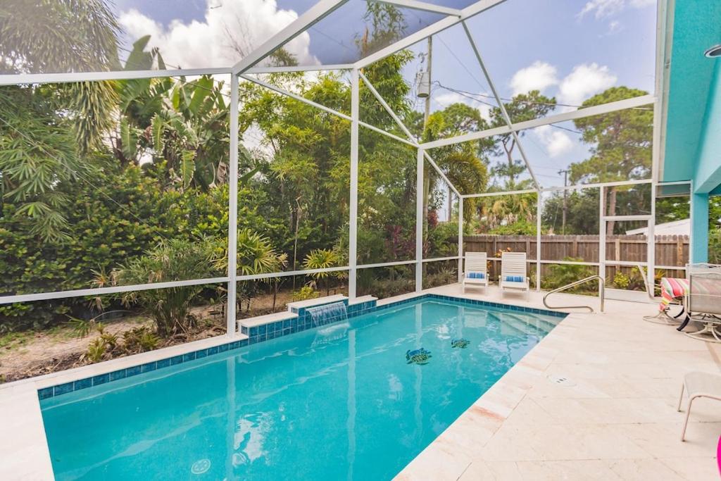 Spacious & Luxurious..Mile to Beach..Large Heated Pool & Shower