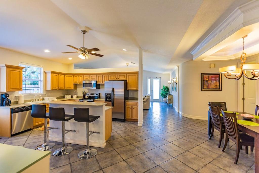 Spacious & Luxurious..Mile to Beach..Large Heated Pool & Shower photo 1