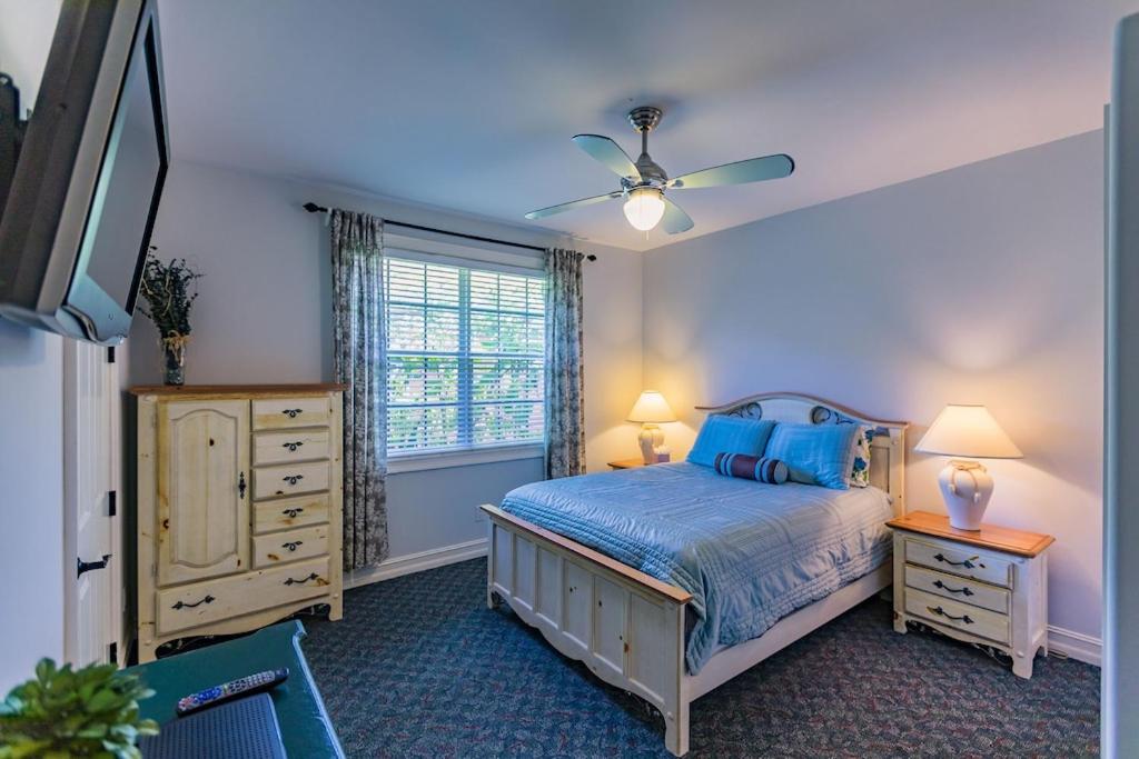 Spacious & Luxurious..Mile to Beach..Large Heated Pool & Shower photo 2