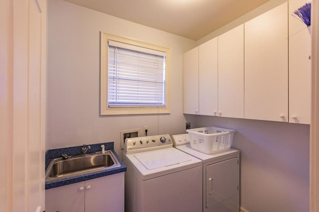 Spacious & Luxurious..Mile to Beach..Large Heated Pool & Shower photo 3