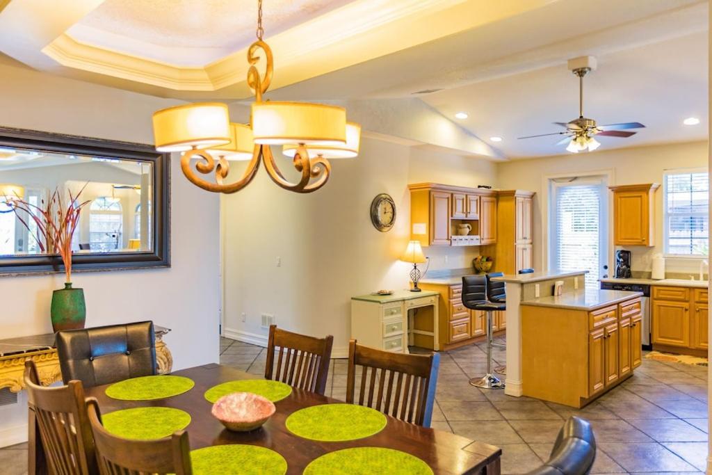 Spacious & Luxurious..Mile to Beach..Large Heated Pool & Shower photo 4