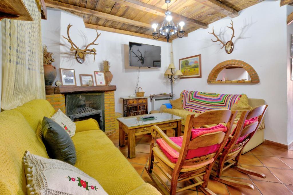 5 bedrooms house with jacuzzi and furnished terrace at Puebla de Don Rodrigo photo 2