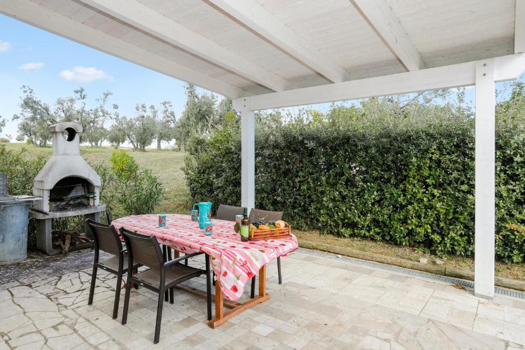 5 bedrooms villa with sea view private pool and furnished garden at Cupra Marittima photo 2