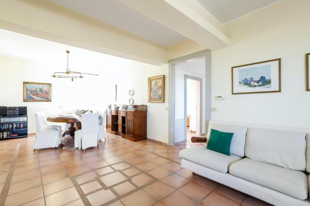 5 bedrooms villa with sea view private pool and furnished garden at Cupra Marittima photo 4