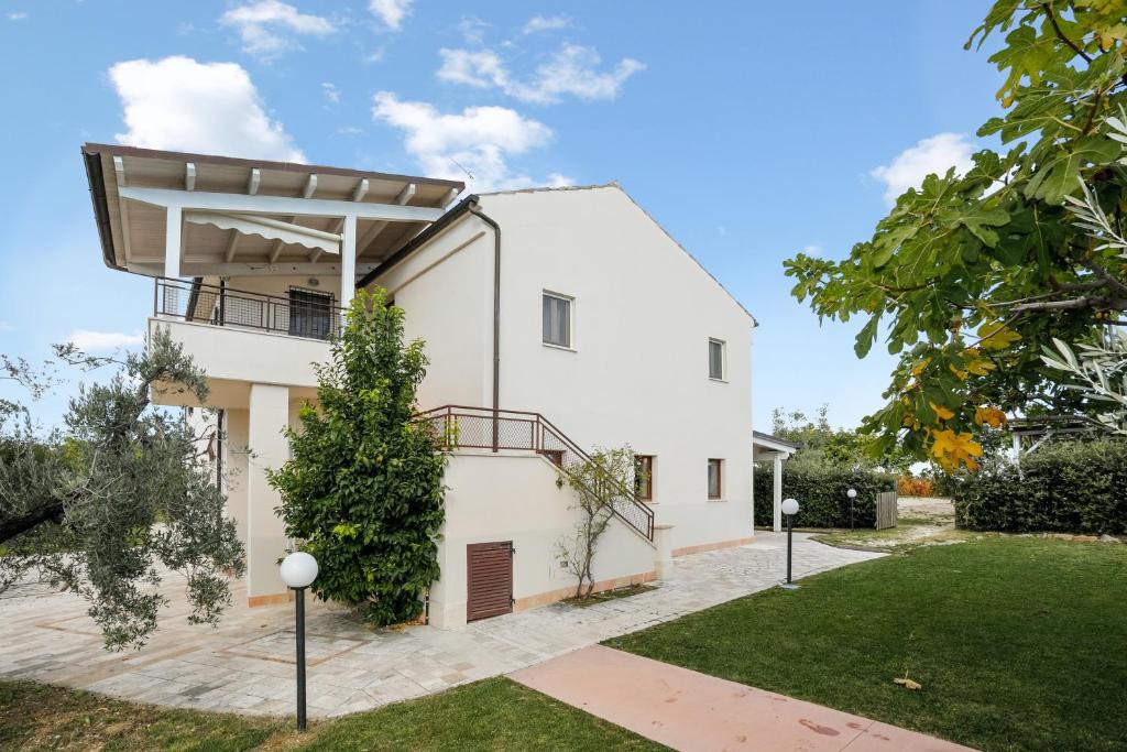 5 bedrooms villa with sea view private pool and furnished garden at Cupra Marittima photo 1