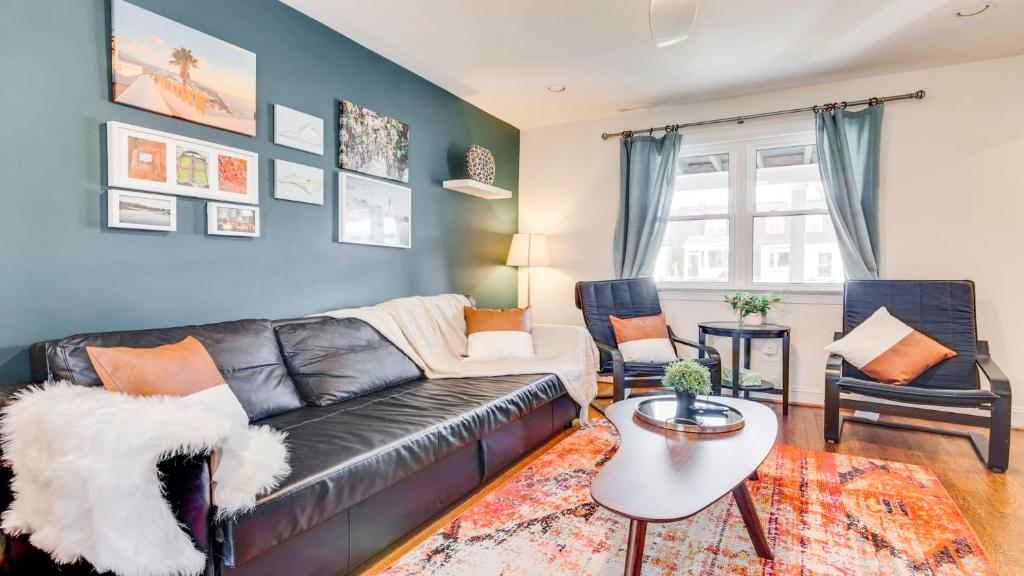 Spacious Colonial House in Alexandria CozySuites photo 2