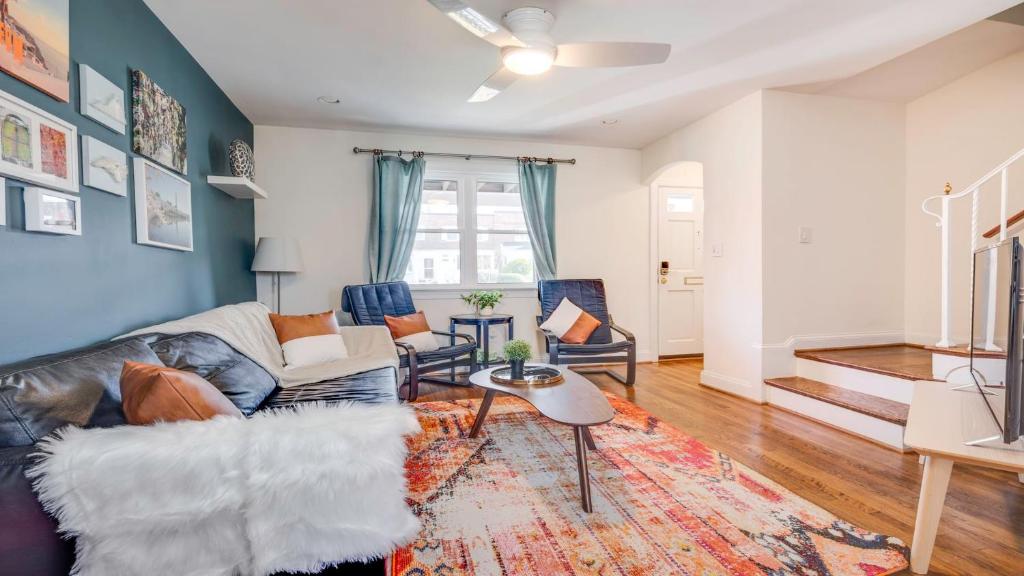 Spacious Colonial House in Alexandria CozySuites photo 1