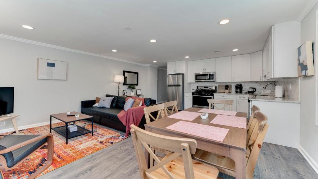 Stylish 3BR 3BA Colonial House by CozySuites photo 2