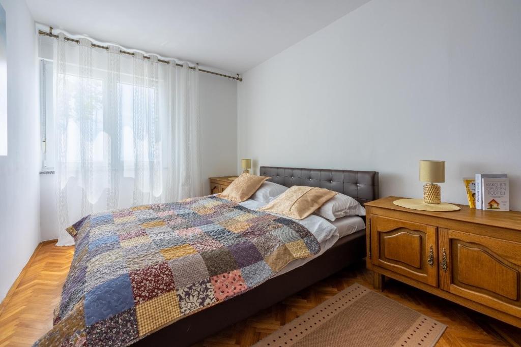 Apartment Bare photo 4