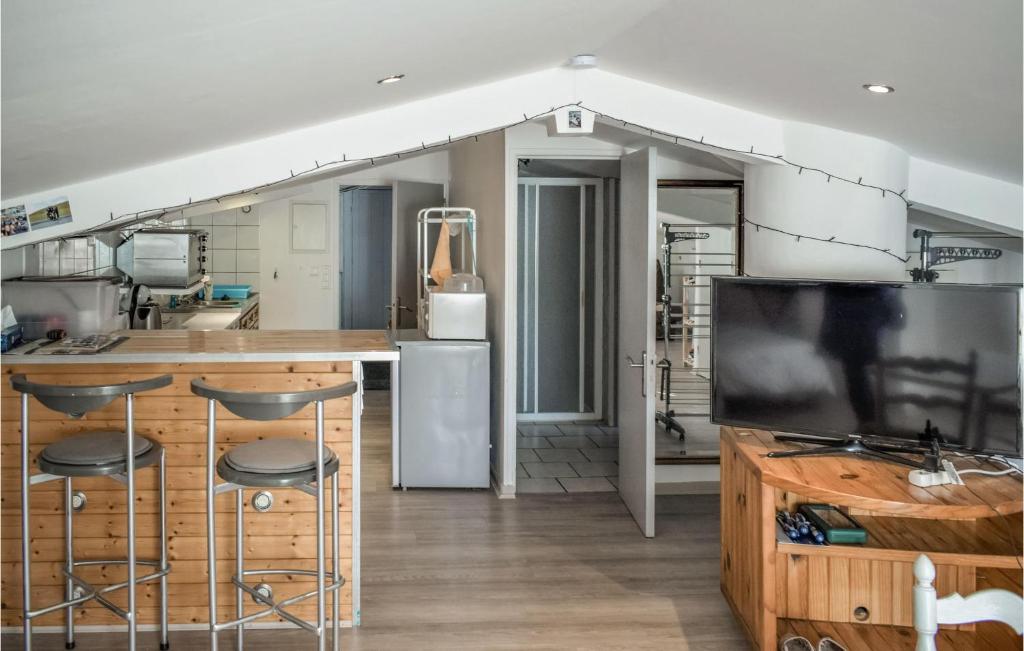 Awesome Apartment In Saint-pe-sur-nivelle With Wifi photo 2