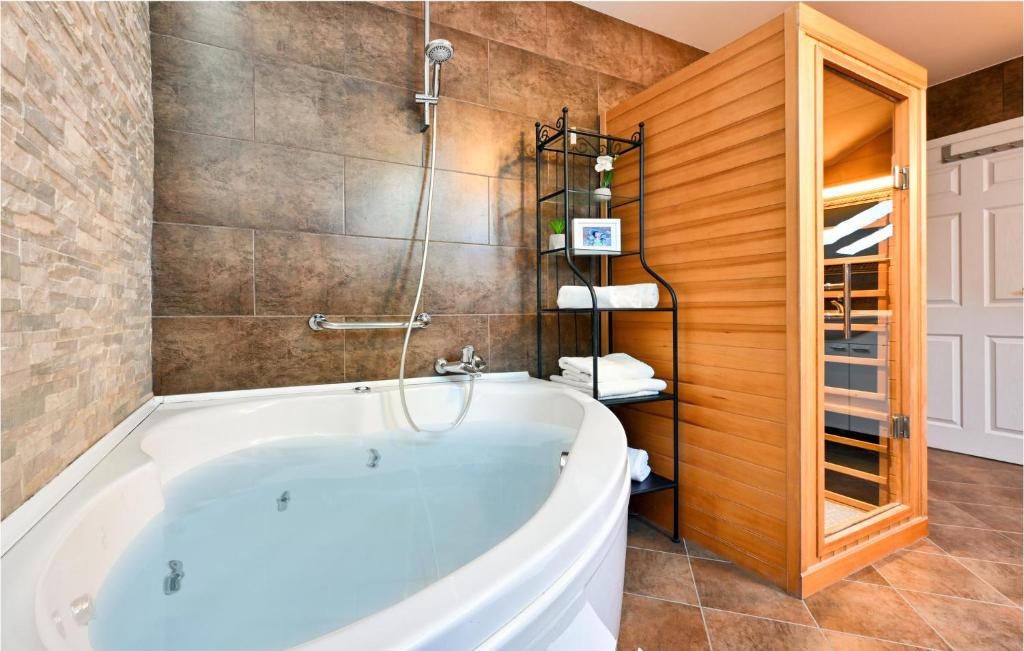 Amazing Home In Gornja Pacetina With Sauna, Wifi And Outdoor Swimming Pool photo 1