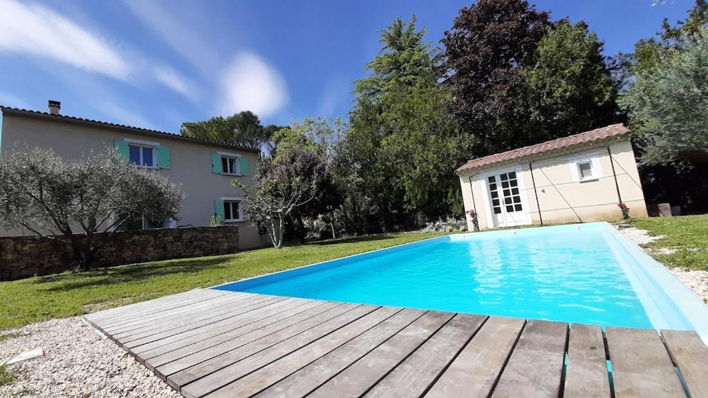 Villa spacieuse avec piscine entre le Pont du Gard, le Pont d'Avignon et le Pont d'Arc