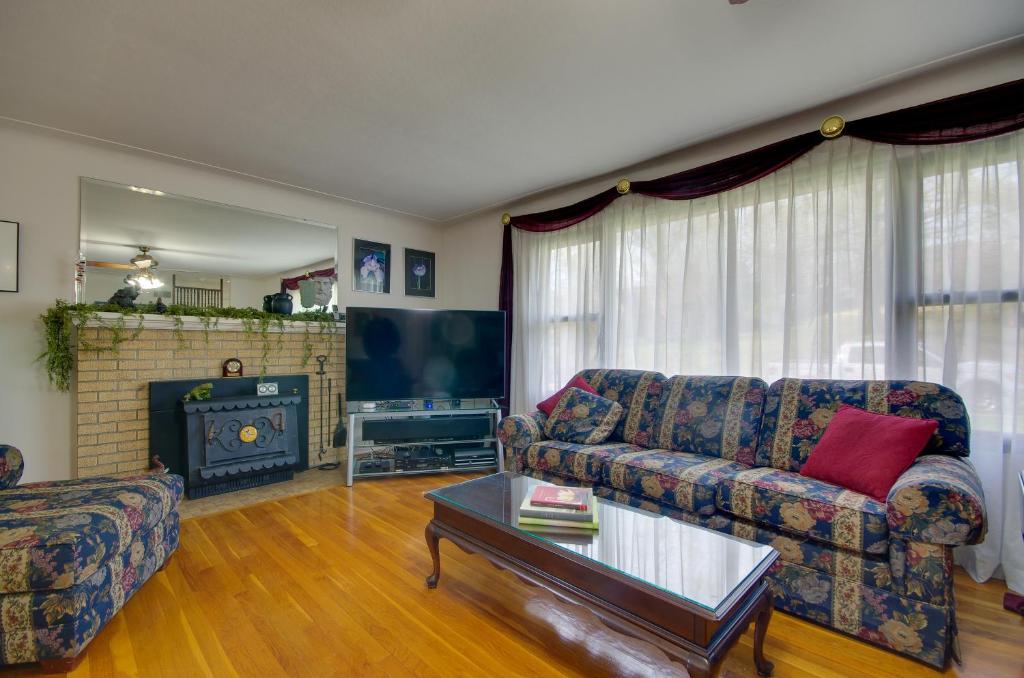 Charming Jefferson City Home 2 Mi to Downtown! photo 2