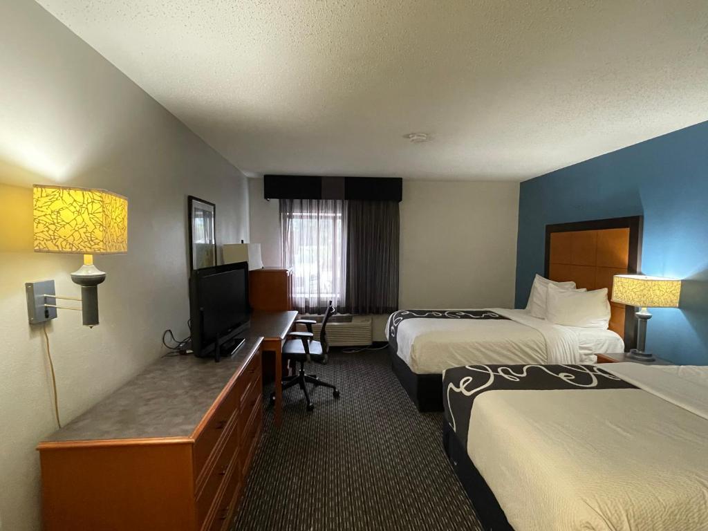 La Quinta by Wyndham Baton Rouge Siegen Lane photo 1
