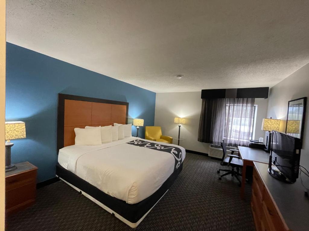 La Quinta Inn & Suites by Wyndham Baton Rouge Siegen Lane image