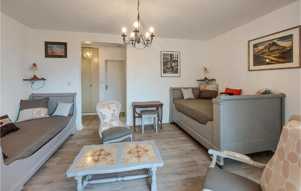 Amazing Apartment In Cosne-cours-sur-loire With Wifi photo 1