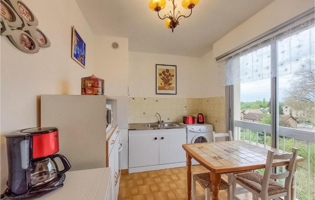Amazing Apartment In Cosne-cours-sur-loire With Wifi photo 2