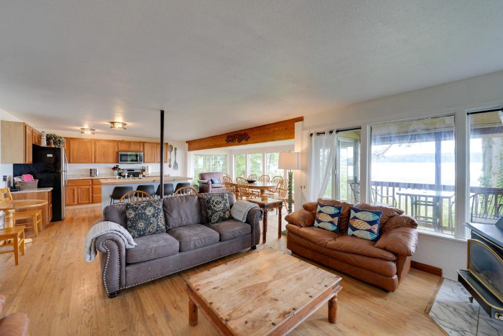 Cozy Beachouse View and Deck, Steps from Skagit Bay photo 2