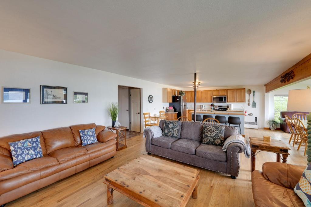 Cozy Beachouse View and Deck, Steps from Skagit Bay photo 4