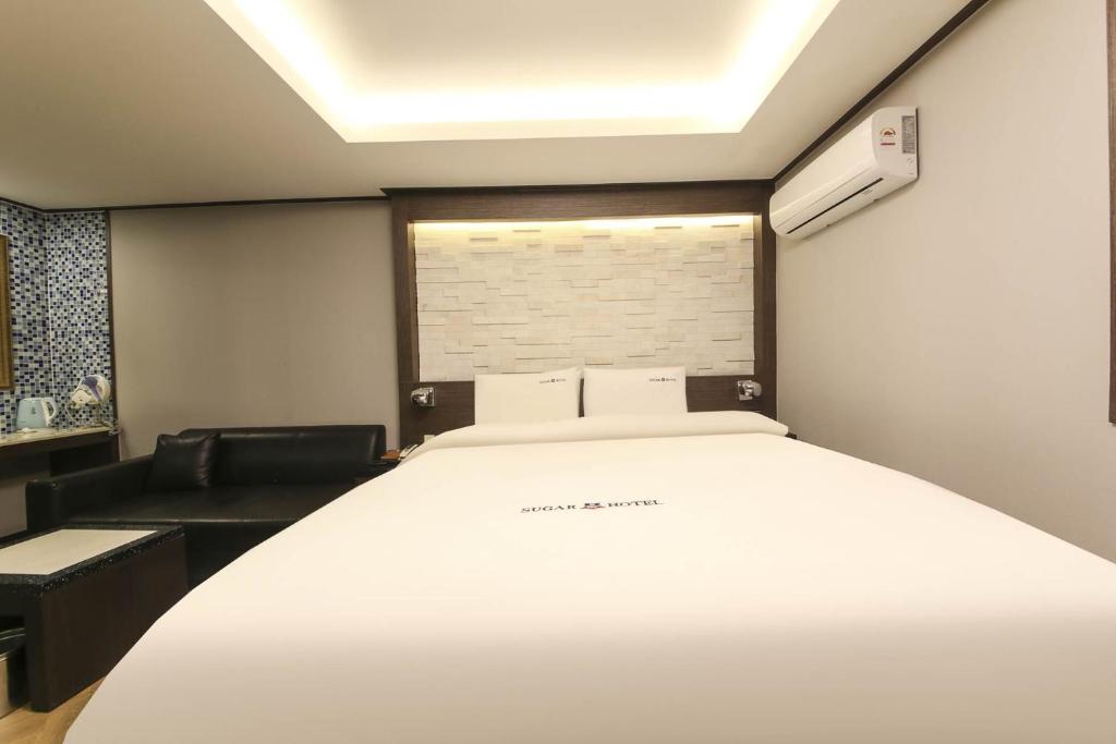 Sugar Hotel Room Type - Standard Double Room