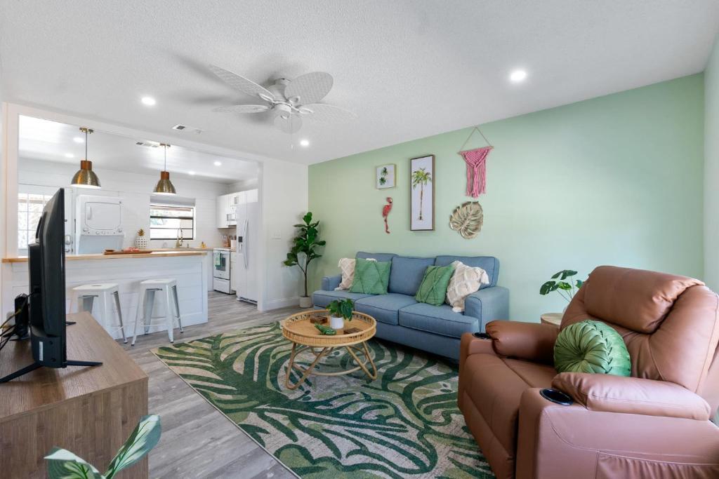 Paradise Palms- Tropic Suite- Pool - Steps to Ocean - 10 min to Downtown photo 3