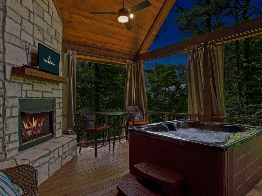 Stunning Luxury Cabin w Hot Tub and Fire Pit Holy Shiplap is Perfect Romantic Couples Getaway photo 3
