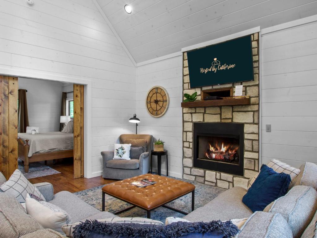 Stunning Luxury Cabin w Hot Tub and Fire Pit Holy Shiplap is Perfect Romantic Couples Getaway photo 2