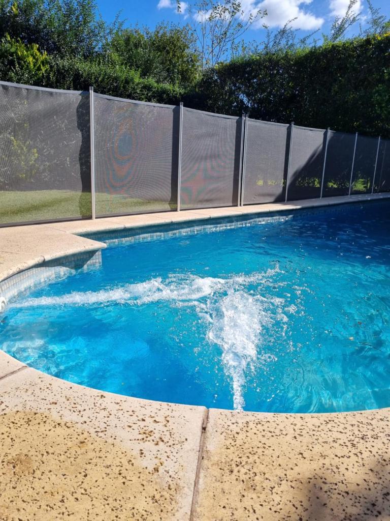 Casa en barrio cerrado con seguridad 24 horas con piscina photo 2