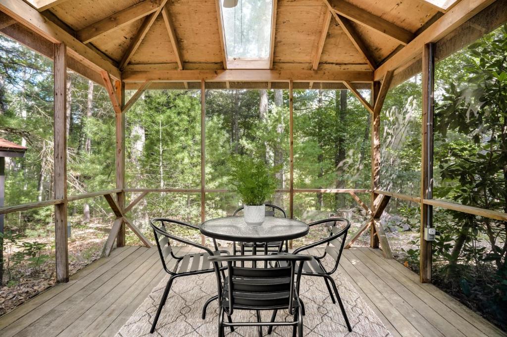 Hot Tub, Screened Porch, Fire Pit, WiFi Cabin photo 2
