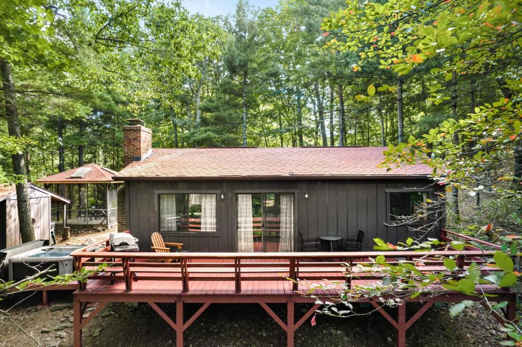 Hot Tub, Screened Porch, Fire Pit, WiFi Cabin photo 4