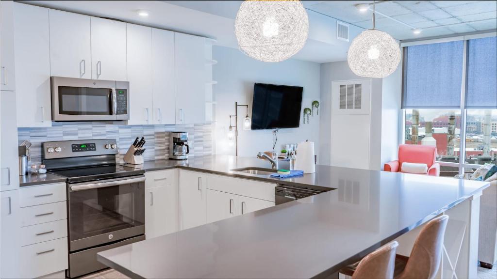 Modern 2 BR with Balcony in GR Entertainment District photo 1