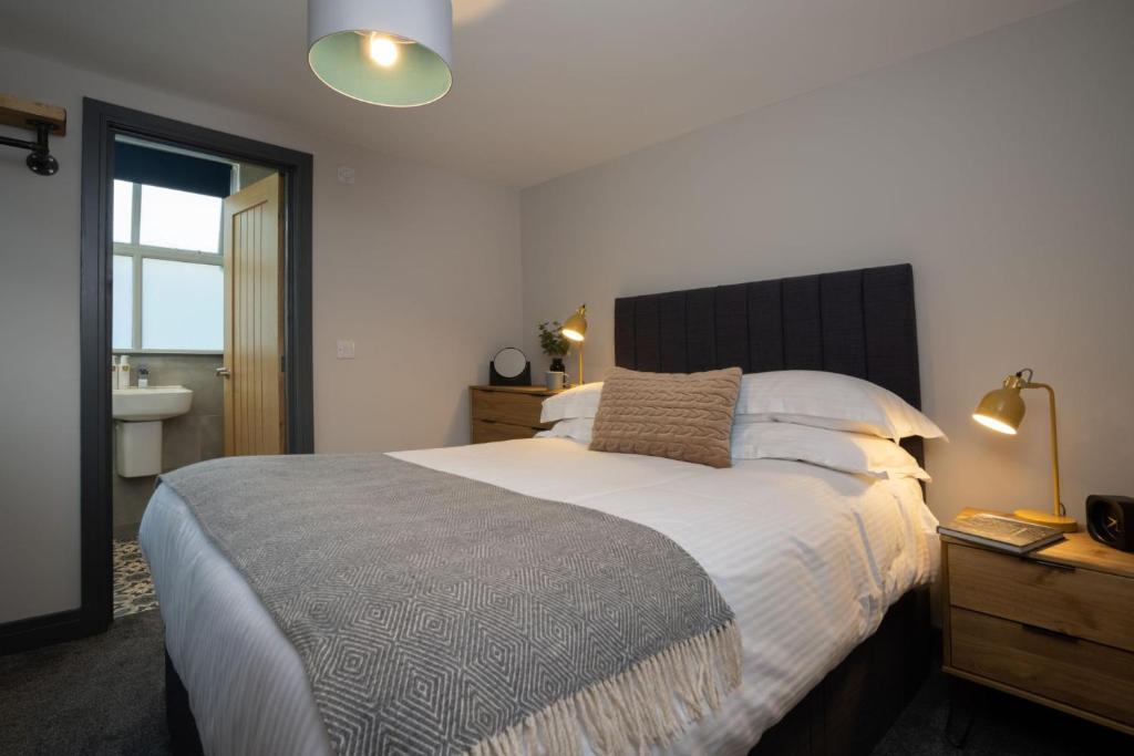 Spacious - Contemporary 2BR Apartment - Central Ambleside - Parking - Tap to explore photos
