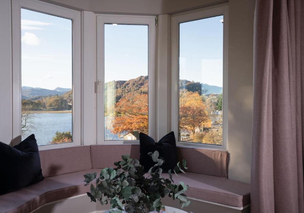 Brand New - Contemporary - 2 Bedroom - 2 Bathroom - Spacious Apartment - Lake Views photo 1