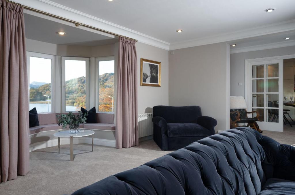 Brand New - Contemporary - 2 Bedroom - 2 Bathroom - Spacious Apartment - Lake Views photo 4
