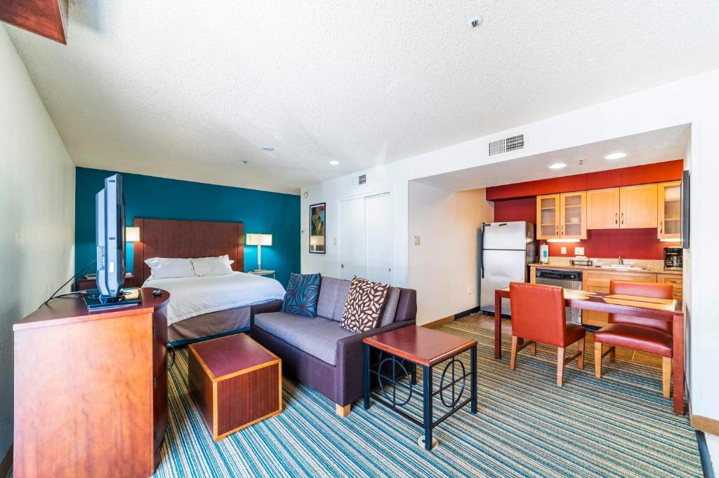 Metro PHX STUDIO QUEEN sleeps 4 HEATED POOL image