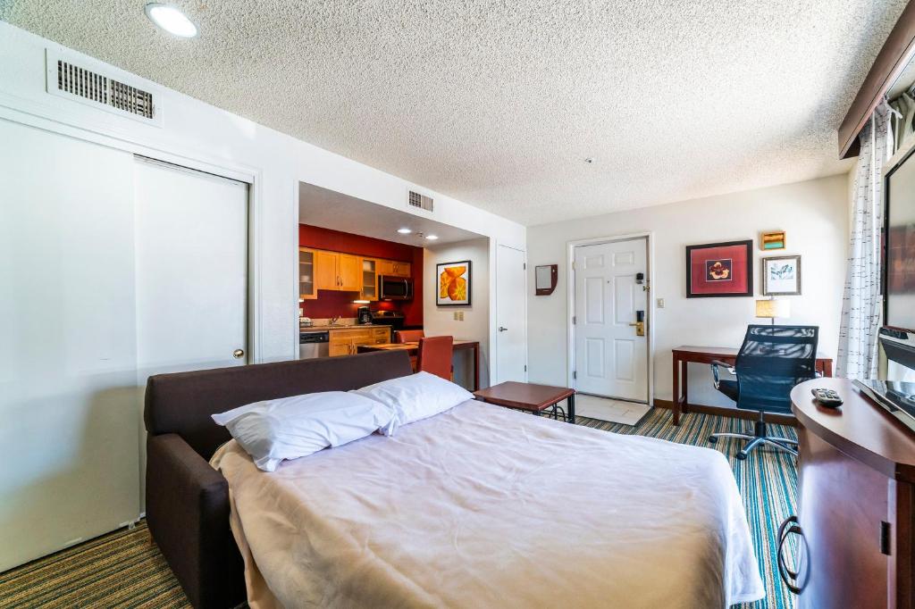 Metro Phoenix Extended Stay - Queen Studio - Tap to explore photos