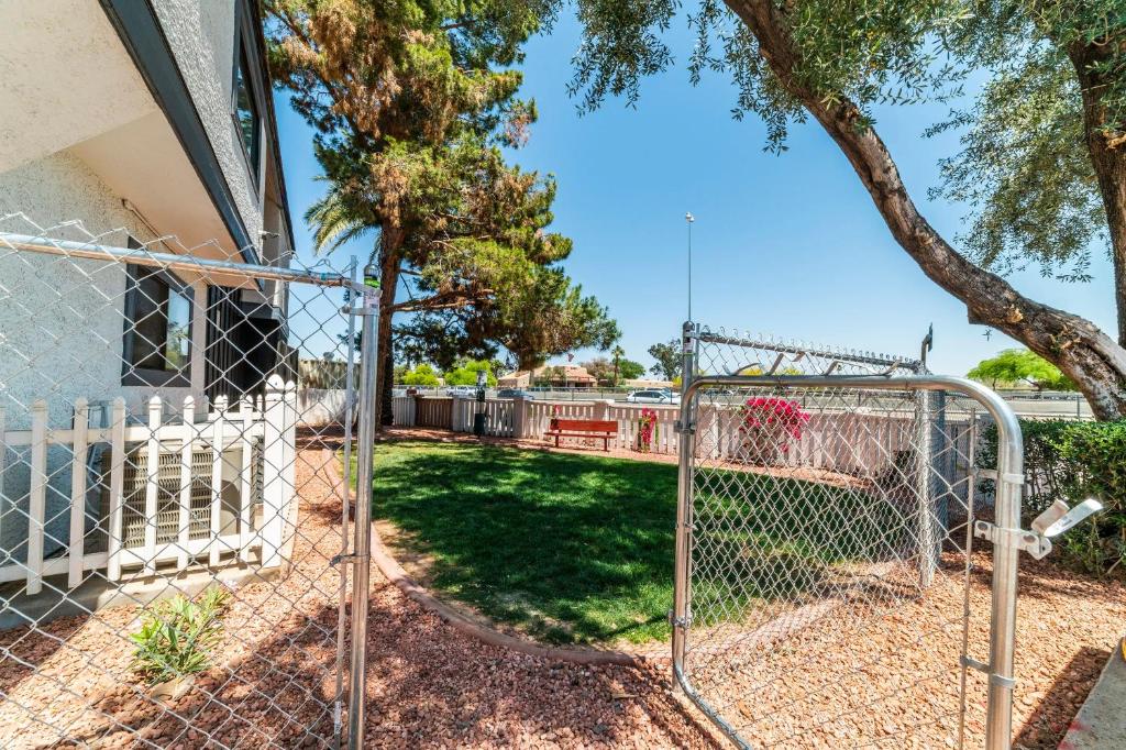 Metro PHX Upstairs 2bd sleeps 6 heated pool NO PETS ALLOWED - Tap to explore photos