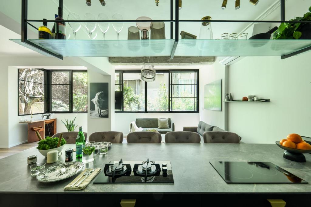 Sophisticated 1BR Apartment in Central Tel Aviv by Sea N' Rent photo 1