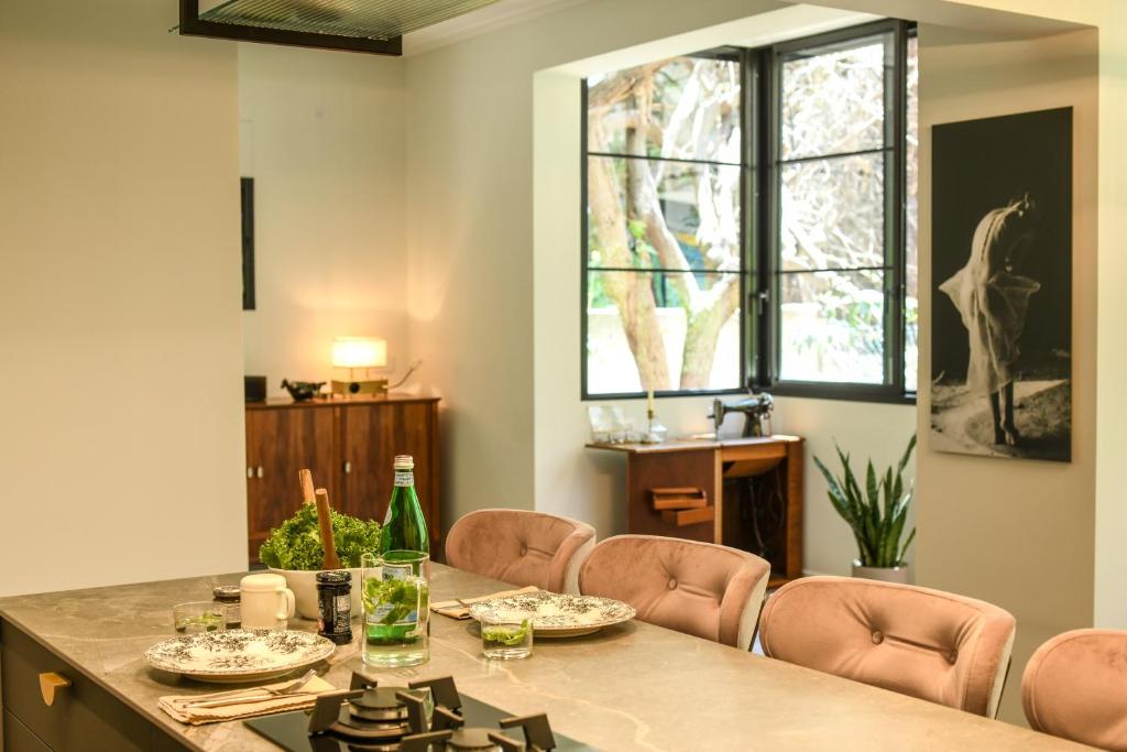 Sophisticated 1BR Apartment in Central Tel Aviv by Sea N' Rent photo 4