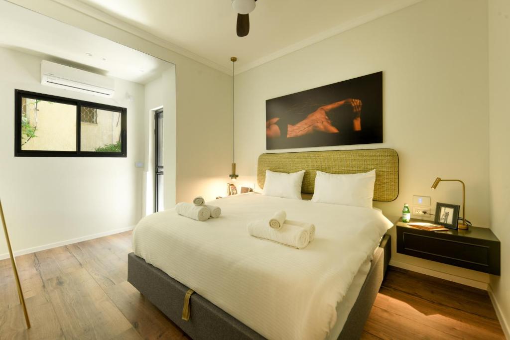 Sophisticated 1BR Apartment in Central Tel Aviv by Sea N' Rent photo 2