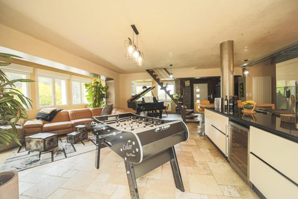 Villa de 5 chambres avec piscine privee jacuzzi et jardin clos a Aubagne photo 1