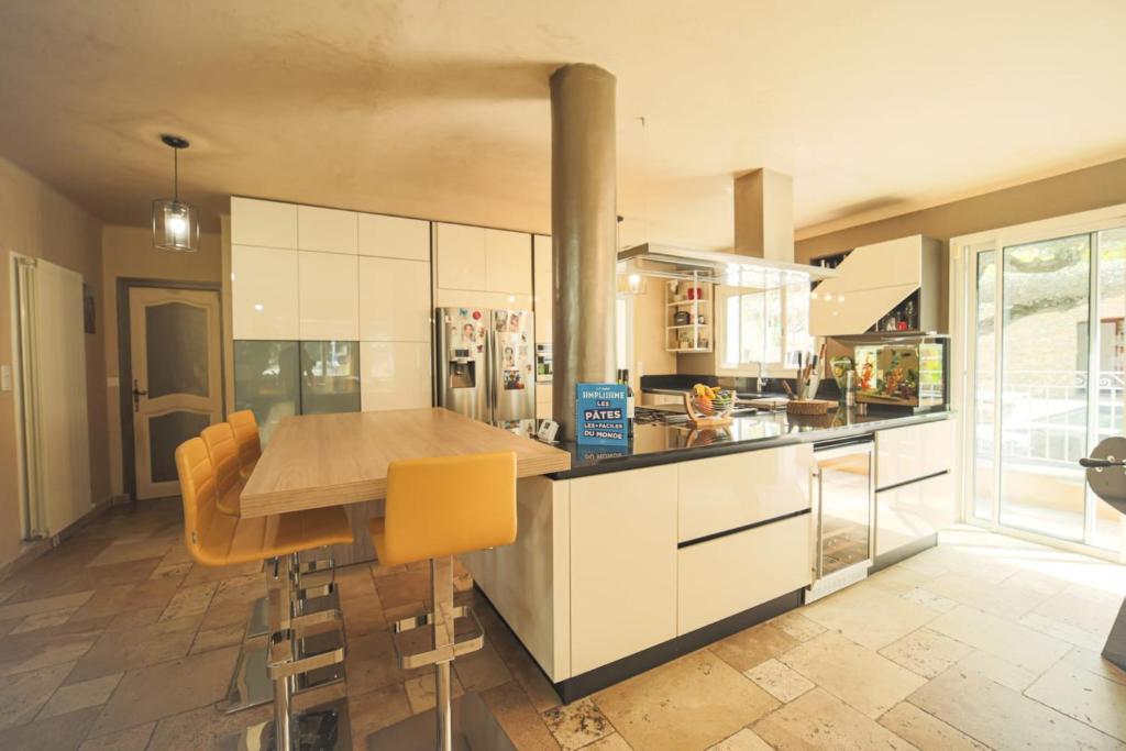 Villa de 5 chambres avec piscine privee jacuzzi et jardin clos a Aubagne photo 2