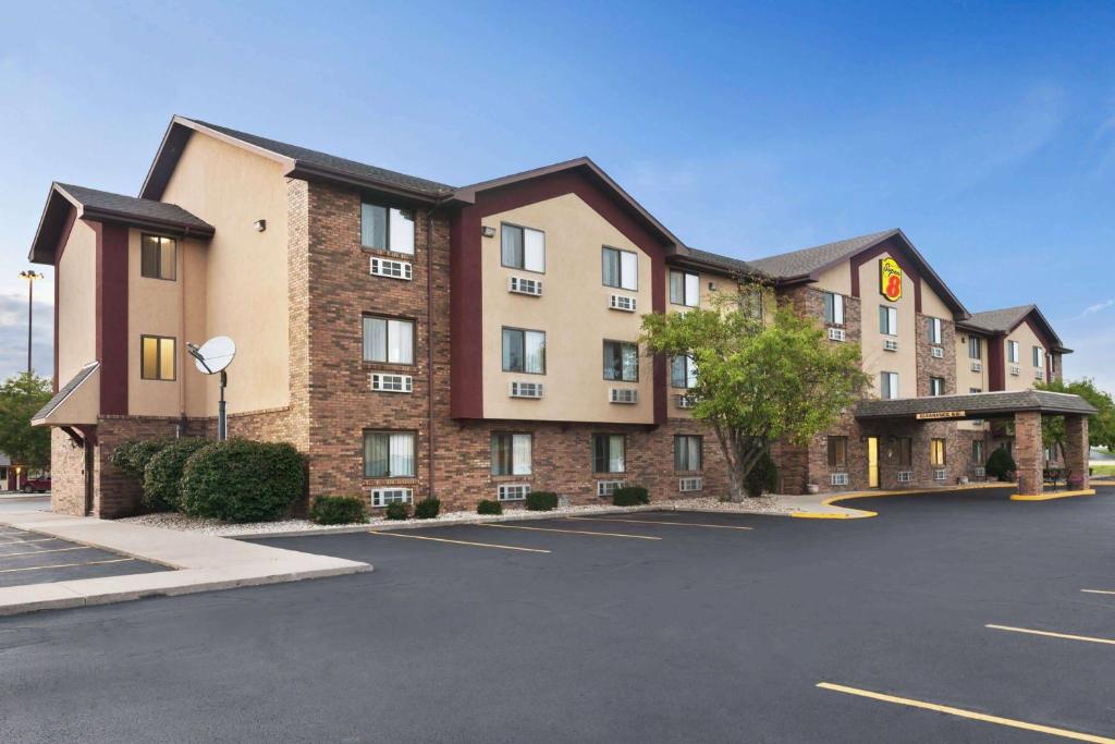Super 8 by Wyndham Peoria image