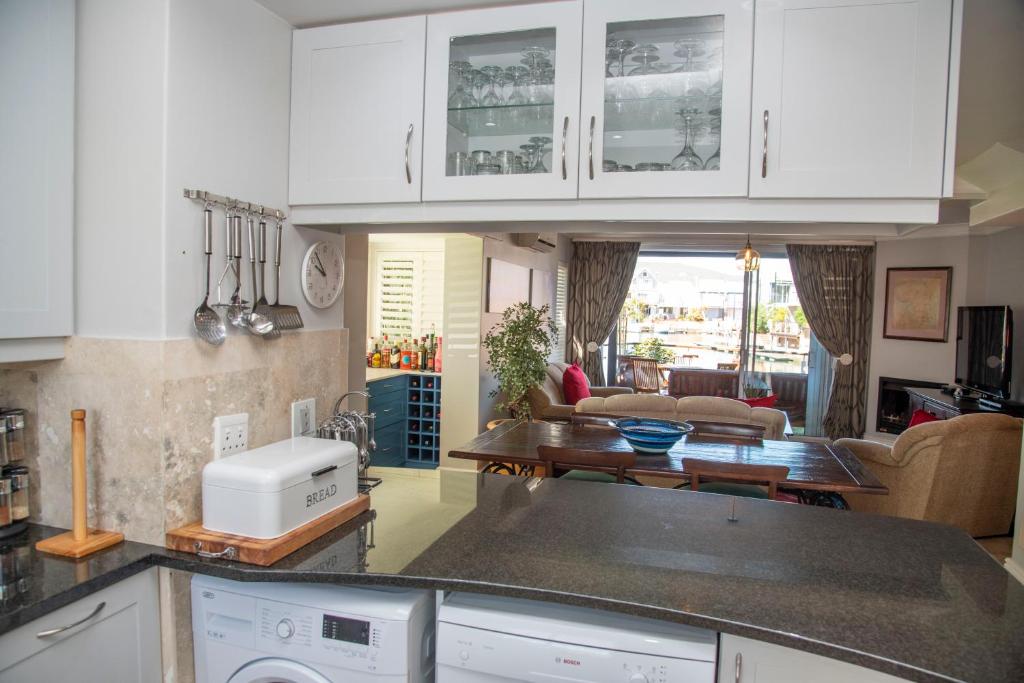 WATERFRONT 2 Bed Home with mooring at Knysna Quays photo 4