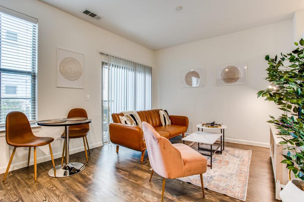Astonishing CozySuites on I-35 with pool&parking #11 photo 2